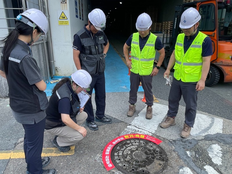 안전보건공단 경남동부지사(지사장 심연섭)는 최근 3년간 부산·울산·경남 지역에서 맨홀 등 밀폐공간에서 집중적으로 발생한 질식 사망사고 재해예방 대책의 일환으로 김해·밀양·양산 지역 77개소에 맨홀 경고표지 부착 사업을 완료했다고 4일 밝혔다./안전보건공단 경남동부지사
