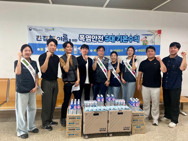 안전보건공단 고양파주지사(지사장 윤기한)는 4일 관내 콘텐츠 제작 스튜디오를 방문해 촬영 현장 근로자들을 대상으로 안전한 일터 실천 캠페인을 실시했다./안전보건공단 고양파주지사