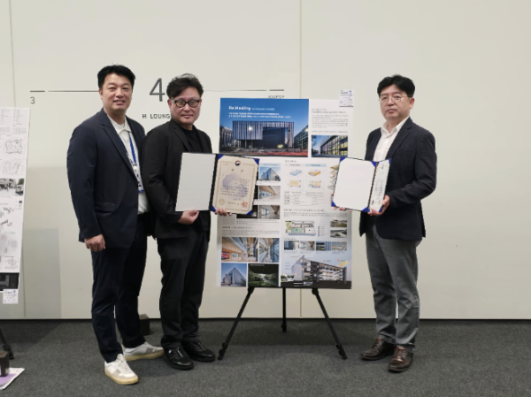 2025년 한국리모델링건축대전에서 ㈜한화 건설부문의 김순철 현장소장(우측 첫번째)과 해안건축의 박민진 소장(가운데)이 대상인 환경부 장관상을 수여받고 기념사진을 촬영하고 있다. ⓒ 한화 건설부문