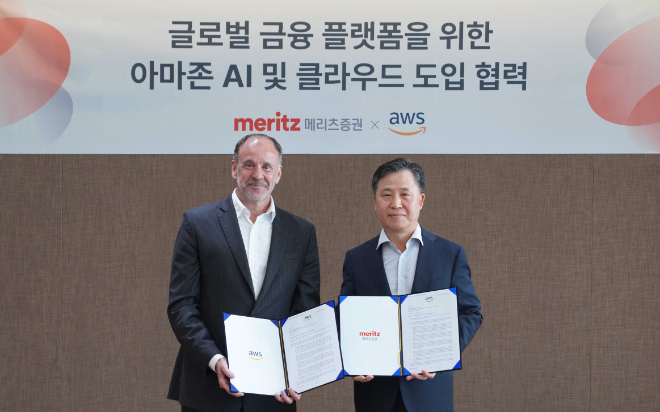 AWS 하이메 발레스 아시아·태평양·일본 총괄 부사장(왼쪽)과메리츠증권 장원재 대표이사(오른쪽)가 4일(목) 메리츠증권 본사에서열린 협약식에서 기념사진을 촬영하고 있다