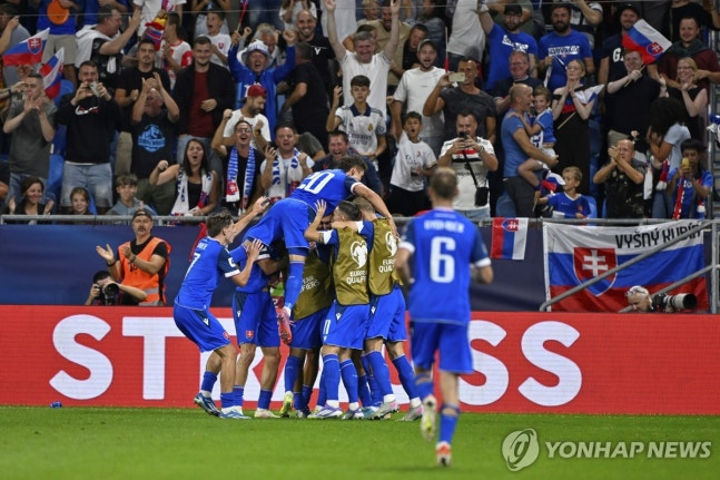 골 세리머니 하는 슬로바키아 선수들. / 사진=연합뉴스