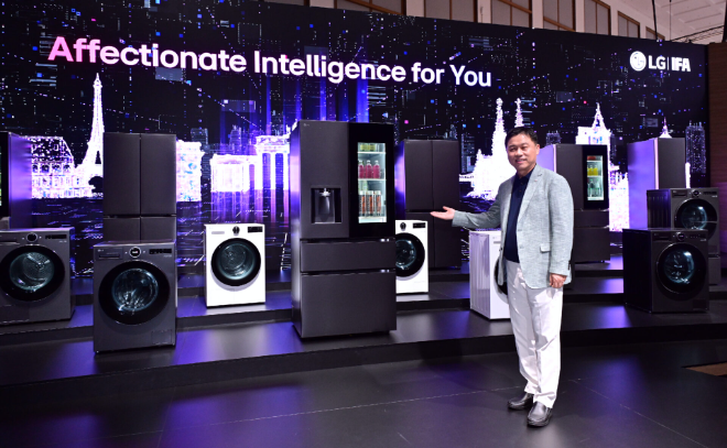 LG전자 류재철 HS사업본부장이 IFA 2025 LG전자 부스에서 ‘LG AI홈’을 설명하고 있다. (LG전자 제공)