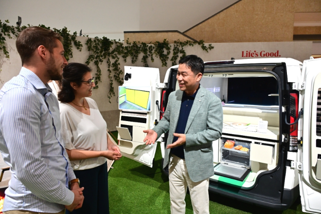 LG전자 류재철 HS사업본부장이 IFA 2025 LG전자 부스에서 집을 넘어 모빌리티로 확장된 AI홈 솔루션 공간 ‘슈필라움’을 소개하고 있다 (LG전자 제공)