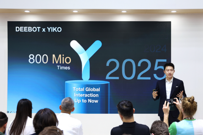 자율형 홈 매니저 ‘에이전트 이코를 공개하고 있는 에코백스 데이비드 첸 CEO