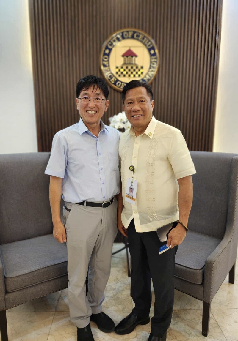 홍순명 한국환경기술사회 회장(사진 왼쪽)이 3일(현지시간) 필리핀 세부시를 방문해  네스터 디 아카이벌(Nestor D. Archival) 시장과 기념사진을 촬영하고 있다./한국환경기술사회