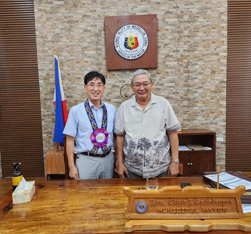 홍순명 한국환경기술사회 회장(사진 왼쪽)이 4일(현지시간) 필리핀 메델린시를 방문해 에드윈 엘 살림방곤(Edwin L. Salimbangon) 시장(사진 오른쪽)과 기념사진을 촬영하고 있다./한국환경기술사회