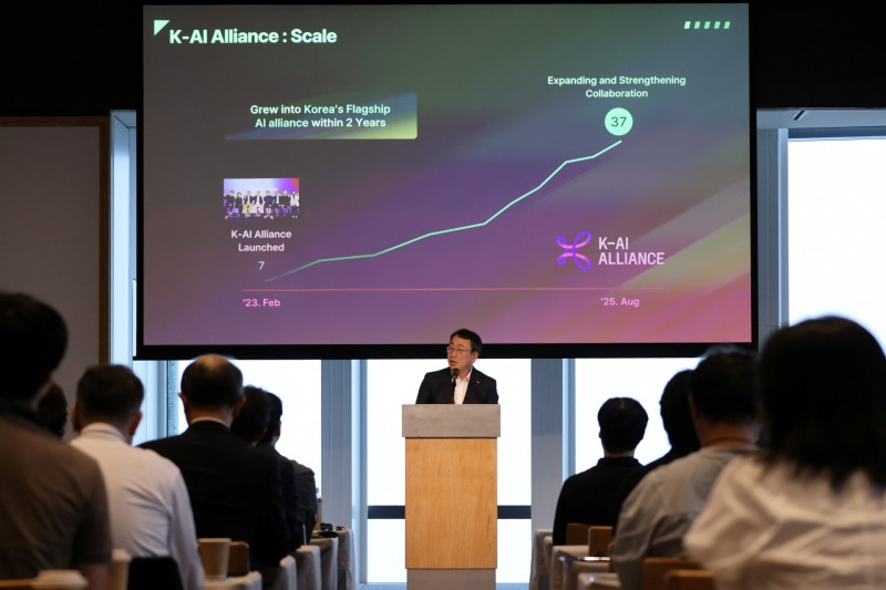 SK텔레콤은 지난 5일 일본 도쿄에서 ‘K-AI 얼라이언스 글로벌 밋업(K-AI Alliance Global Meetup in Tokyo)’을 개최, 일본 산업계에 한국 AI 기술과 서비스를 알리는 자리를 가졌다고 7일 밝혔다. 사진은 유영상 SK텔레콤 CEO가 ‘K-AI 얼라이언스 글로벌 밋업’ 행사의 개회사를 하고 있는 모.