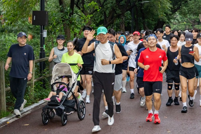 오세훈 서울시장이 6일, 아침 러닝 번개 '남산런'에 참가한 시민들과 남산 북측 순환로를 달리고 있다. (서울시 제공)