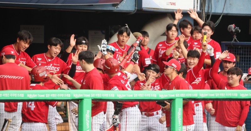 '불펜 총력전' SSG, LG에 7-3 승리...3위 굳히기 성공