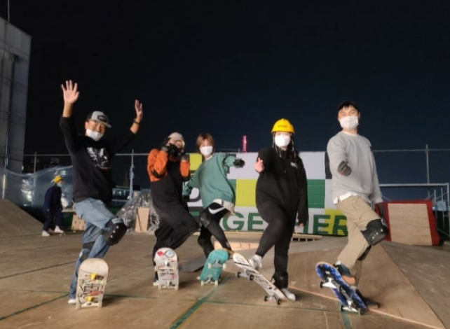 스케이트보드 크루들이 한데 모인 모습