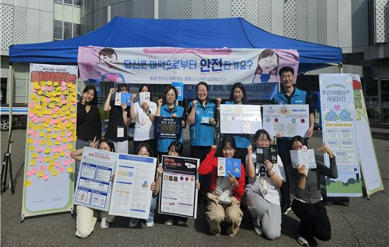 ‘한림대 간호대학 학생 주도형 마약 예방 부스’ 운영 단체사진. (사진제공=한림대)