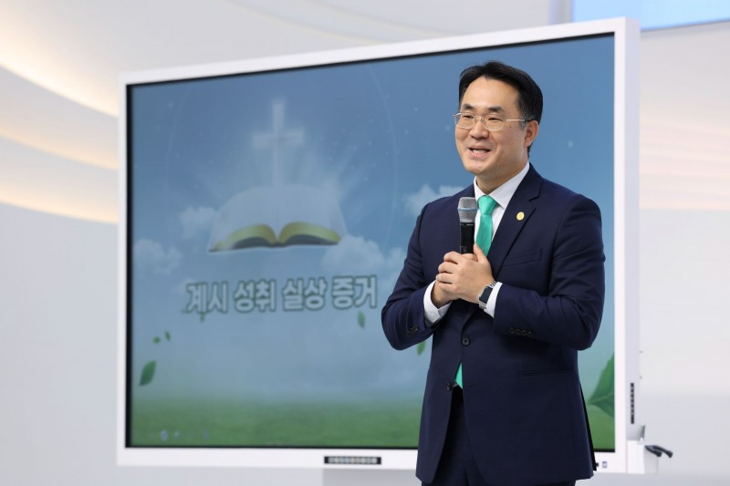 지난 6일 신천지 영등포교회에서 ‘계시 성취 실상 증거’라는 주제로 신천지 말씀대성회가 열린 가운데 최중일 지파장이 강의를 하고 있다. (신천지 영등포교회 제공)