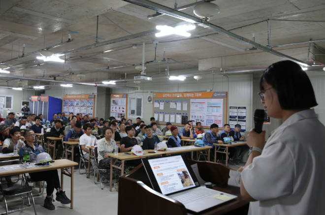 외국인 근로자들이 외국인 안전문화 지도사의 강의를 경청하고 있다
