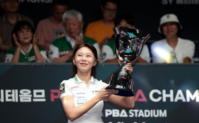 16번째 우승 트로피를 들어 올린 김가영 / 사진=PBA 제공. 연합뉴