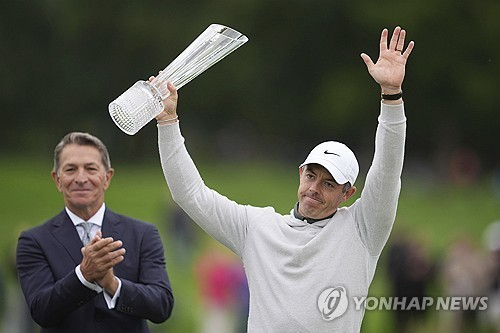 우승 트로피를 들고 환호에 답하는 매킬로이. / 사진=연합뉴스
