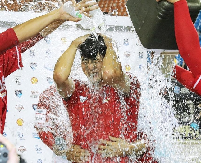 개인 통산 2천 탈삼진 축하받는 김광현 / 사진=SSG 랜더스 제공. 연합뉴스