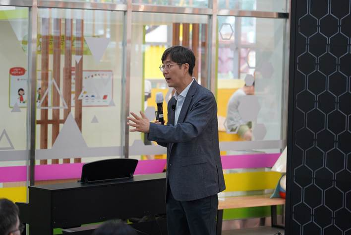 풀무원재단이 6일 서울 노원 수학문화관에서 개최한 '우리 아이를 위한 수학 생각의 기술' 특강에서 박종하 연구소장이 학부모들에게 강연하고 있다.