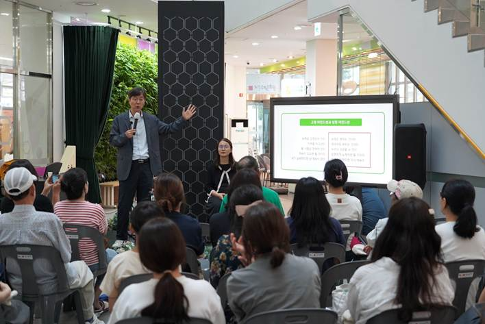 '우리 아이를 위한 수학 생각의 기술' 특강에서 박종하 연구소장이 학부모들에게 '성장 마인드셋'에 대해 강연하고 있다.