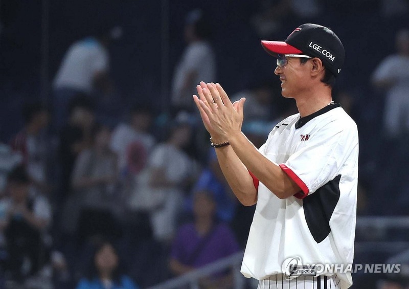 LG 염경엽 감독 박수 / 사진=연합뉴스
