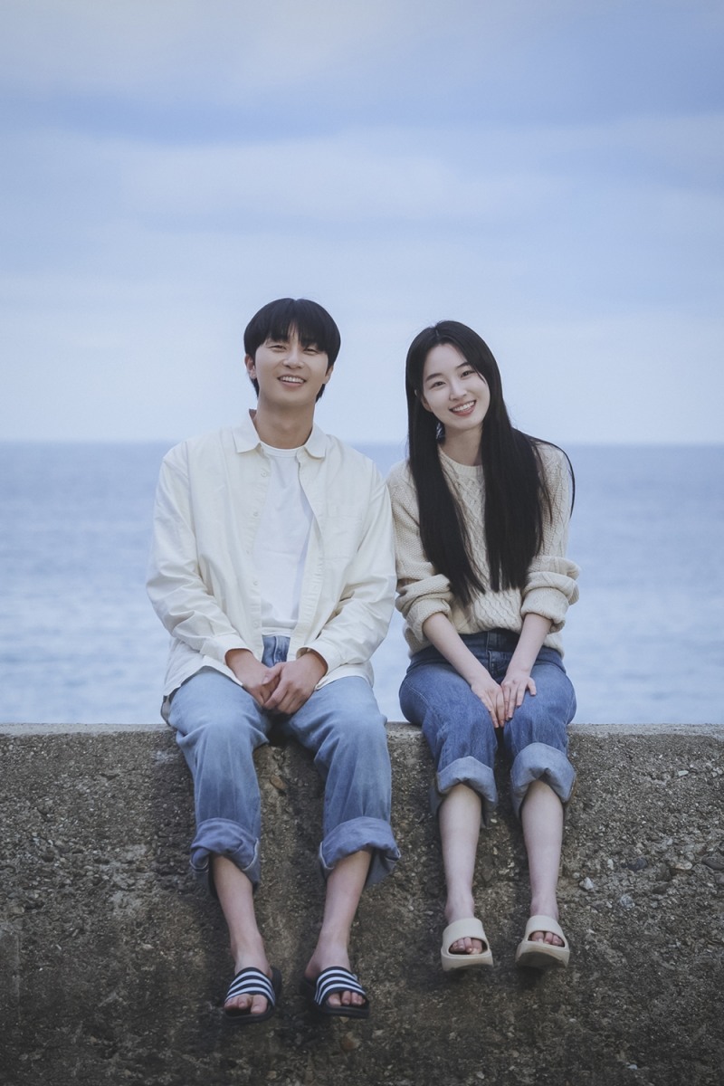 ‘경도를 기다리며’ 박서준♥원지안, 달콤 쌉싸름한 첫사랑 추억 소환…새내기 연인의 풋풋한 청춘 스냅 사진 최초 공개