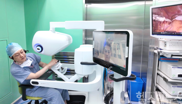 Professor Seok Ho Kang of Korea University Anam Hospital conducts the world’s first remote training session in robotic bladder cancer surgery with Nagoya University School of Medicine. (Photo courtesy of Korea University Anam Hospital)