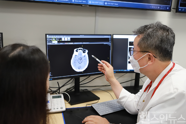 순천향대 부천병원 응급의학과 의료진이 ‘응급 뇌졸중 선별 AI 기술’을 활용해 비조영 CT 검사 결과를 설명하고 있다. (사진 제공=순천향대 부천병원)