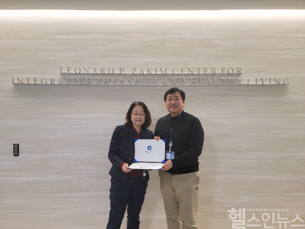 팅바오 교수(좌), 유화승 대전한방병원 교수(우) (사진 제공=대전한방병원)