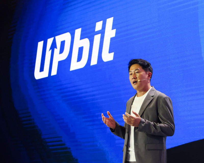 두나무 오경석 대표가 업비트 D 컨퍼런스 2025(UDC 2025) 오프닝 무대에서 두나무의 비전과 전략을 발표한다./업비트