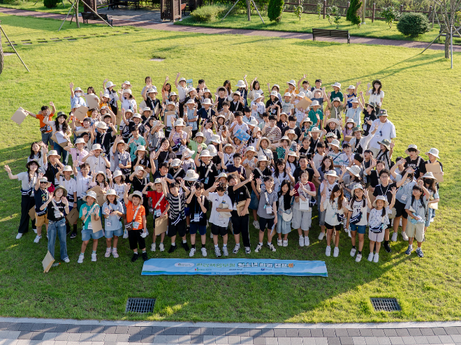 지난 5일부터 7일까지 충남 태안에서 열린 '2025 환경책임보험 청소년 환경캠프'에서 참가자들이 기념촬영을 하고 있다. ⓒ DB손해보험