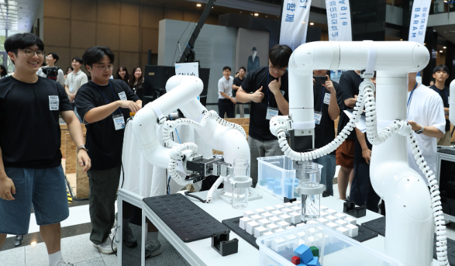 경진대회 참가자들이 다관절 협동 로봇 챌린지를 수행하고 있다. ⓒ 포스코홀딩스