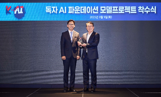 배경훈 과학기술정보통신부장관이 유영상 SK텔레콤에게 ‘K-AI’ 앰블럼이 새겨진 상패를 수여하는 모습. ⓒ SKT