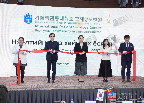 국제성모 글로벌 상담센터 개소식 (왼쪽부터) Baatarjargal Oyun-Erdene 병원장, 고동현 병원장, Munkhtogoo Solongo 경영총괄, 김혜윤 대외협력실장, 최효준 국제협력팀장 (사진 제공=국제성모병원)
