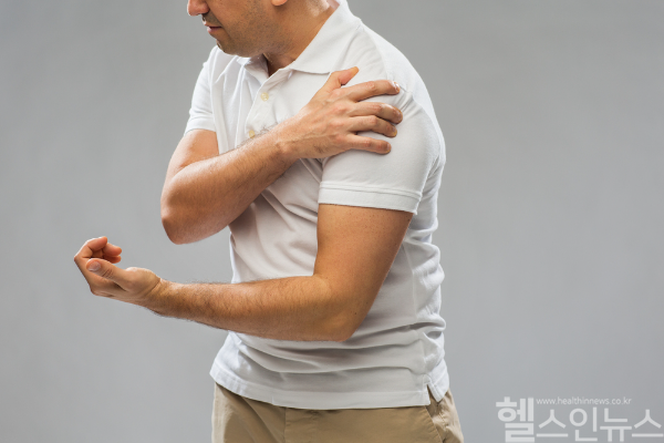야간 어깨 통증, 단순 근육통 아닌 석회화건염일 수 있어 조기 진단 필요. (이미지 제공=클립아트코리아)