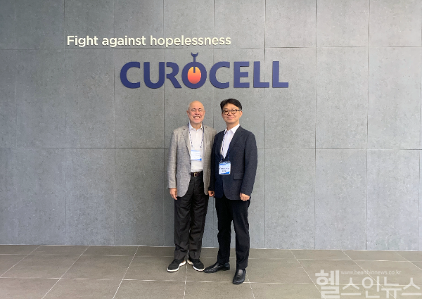 큐로셀을 방문한 바이오센추리 데이비드 플로레스 CEO(왼쪽)와 김건수 대표(오른쪽) (사진 제공=큐로셀)