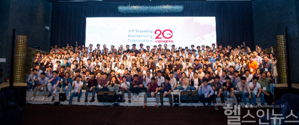 뷰웍스 창립 20주년 기념행사 단체사진 (사진 제공=뷰웍스)