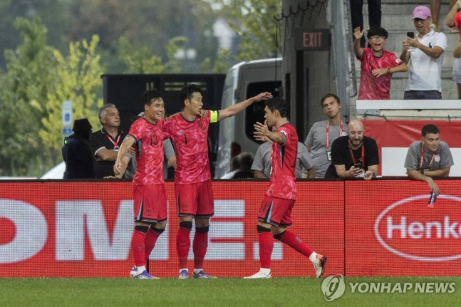 손흥민(가운데)의 동점 골에 기뻐하는 한국 선수들 / 사진=연합뉴스