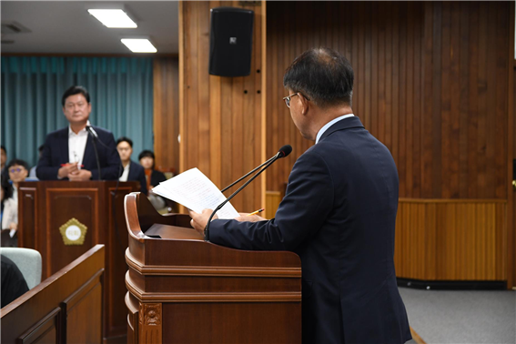 인천미추홀구의회 제290회 임시회 1차 본회의 이수현 의원-이영훈 구청장 질의응답 모습