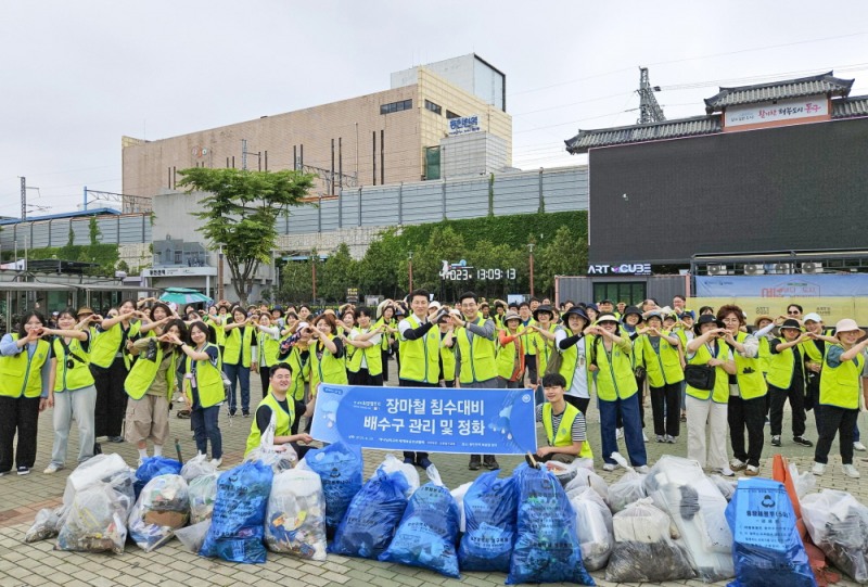 매해 장마철을 앞두고 침수 예방을 위해 빗물 배수구를 정비한 하나님의 교회 신자들이 올여름에도 동인천역 일대 배수구를 청소했다. 봉사자 약 110명이 쓰레기 200kg을 수거했다.