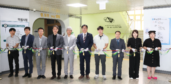 도성훈 교육감이 가정고등학교에서 열린 고교학점제 학습공간 개관식에 참석해 축하하고 있다.