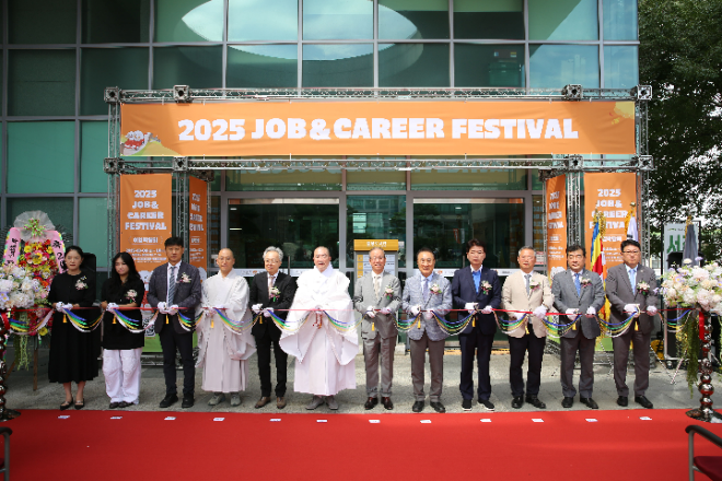2025 동국대 취업박람회 개막식 사진. (왼쪽부터) 이수예 학생처장, 백소윤 총학생회장, 지정학 법인 사무처장, 정각원장 제정스님, 최진식 ㈜SIMPAC 대표이사, 학교법인 동국대학교 이사장 돈관스님, 윤재웅 동국대 총장, 문선배 총동창회장, 정영식 기획부총장, 김용현 교무부총장, 강규영 연구부총장, 성정석 BMC부총장. (사진제공=동국대)