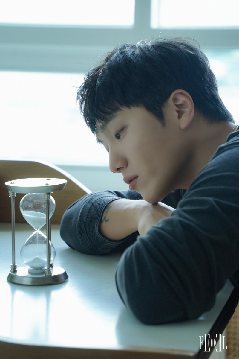 김필, 새 싱글 ‘HAPPY END’ 비하인드 공개…화보 같은 감각적 비주얼 눈길