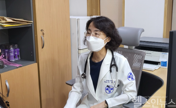 이진영 온병원 감염병센터 감염내과 과장이 외래환자를 진료하는 모습 (사진 제공=온병원)