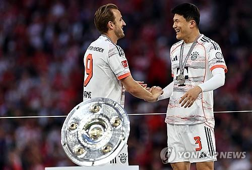 바이에른 뮌헨의 분데스리가 우승 세리머니에서 케인과 악수하는 김민재(오른쪽). 사진=연합뉴스