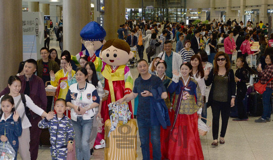 인천공항으로 입국하는 중국관광객들 모습