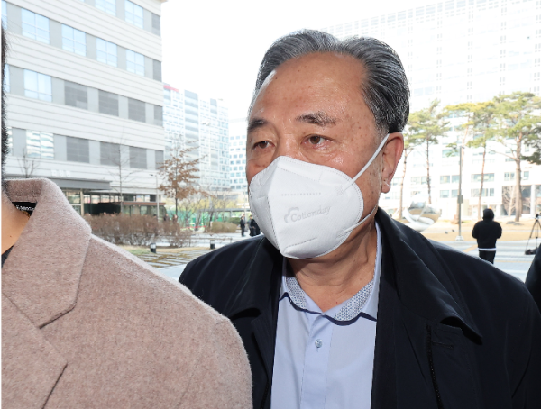 새마을금고중앙회 임원과 자산운용사 대표 등에게서 억대 금품을 받은 혐의로 재판에 넘겨진 박차훈 전 중앙회 회장이 지난해 말 서울 송파구 서울동부지방법원에서 열린 1심 선고 공판에 출석하고 있다.
