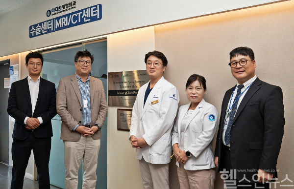 정효철 시지바이오 사업부장(가운데 왼쪽), 이호진 마디손병원 대표원장(가운데 오른쪽) 등 관계자들이 현판식 후 기념촬영을 하고 있다. (사진 제공=대웅)