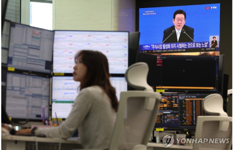 개인투자자들이 전날 2조2천억원 순매도에 이어 11일에도 4천억원 가까이 순매도에 나서며 증권 금융주들의 주가 하락을 주도하고 있다. 사진=하나은행 딜링룸, 연합뉴스