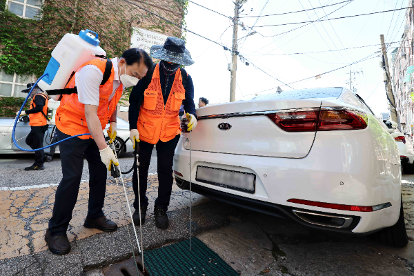 김찬진 인천동구청장이 관내 방역취약지역을 찾아 방역기동반과 방역을 하고 있다.