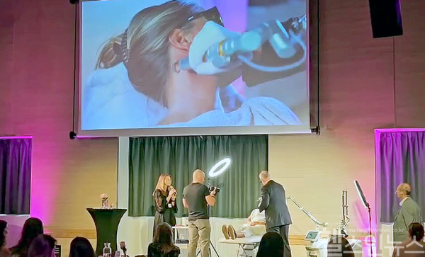 헬싱키에서 열린 헬리오스785 론칭 행사에서 강연자가 라이브 시술을 진행하고 있다 (사진 제공=레이저옵텍)