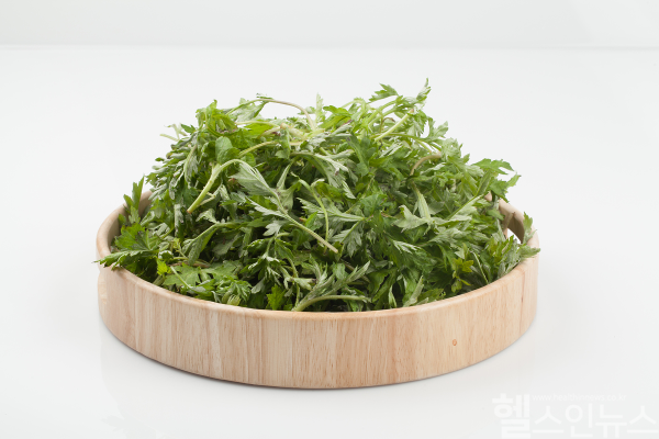 말린 쑥은 끓는 물에 바로 넣기보다 살짝 덖거나 볶아낸 뒤 우리면 특유의 쓴맛이 줄고 향이 깊어진다. (클립아트코리아)